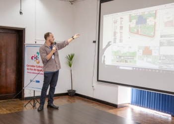 Responsável pela reforma do prédio apresenta detalhes da obra. Foto: Thiago Dutra/PMFI