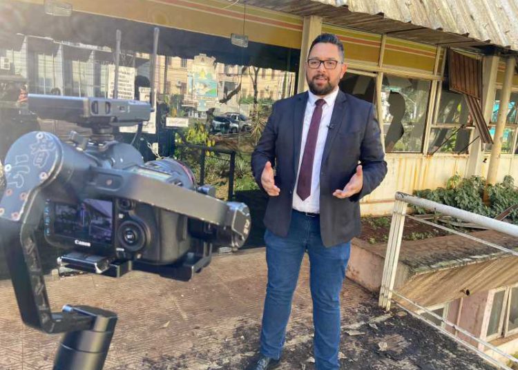 João Morales e o prédio abandonado. Foto: Christian Rizzi/CMFI