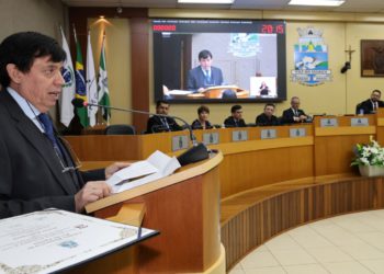 Nelso Rodrigues recebeu a honraria na sexta (11). Foto: Christian Rizzi/ CMFI