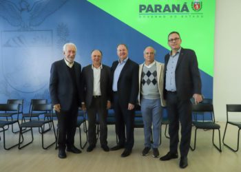 Com a presença de Darci Piana (primeiro à esquerda), governador em exercício, o Detran Paraná lançou, no Palácio Iguaçu, o programa Renave Usado.
Foto: Roberto Dziura Jr/AEN