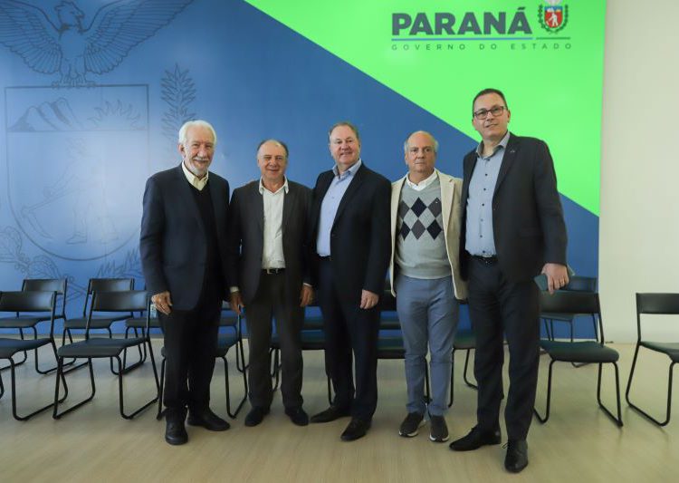 Com a presença de Darci Piana (primeiro à esquerda), governador em exercício, o Detran Paraná lançou, no Palácio Iguaçu, o programa Renave Usado.
Foto: Roberto Dziura Jr/AEN