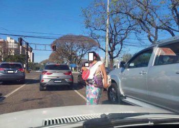 Mulheres com crianças no colo pedem esmolas em Foz do Iguaçu. Foto: Não Viu?