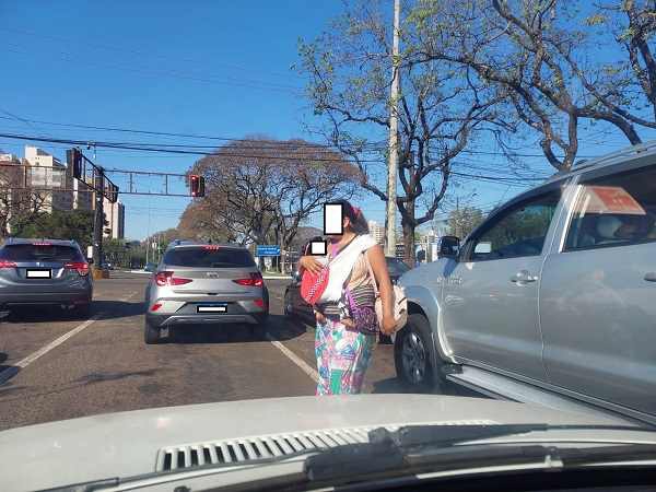 Mulheres com crianças no colo pedem esmolas em Foz do Iguaçu. Foto: Não Viu?