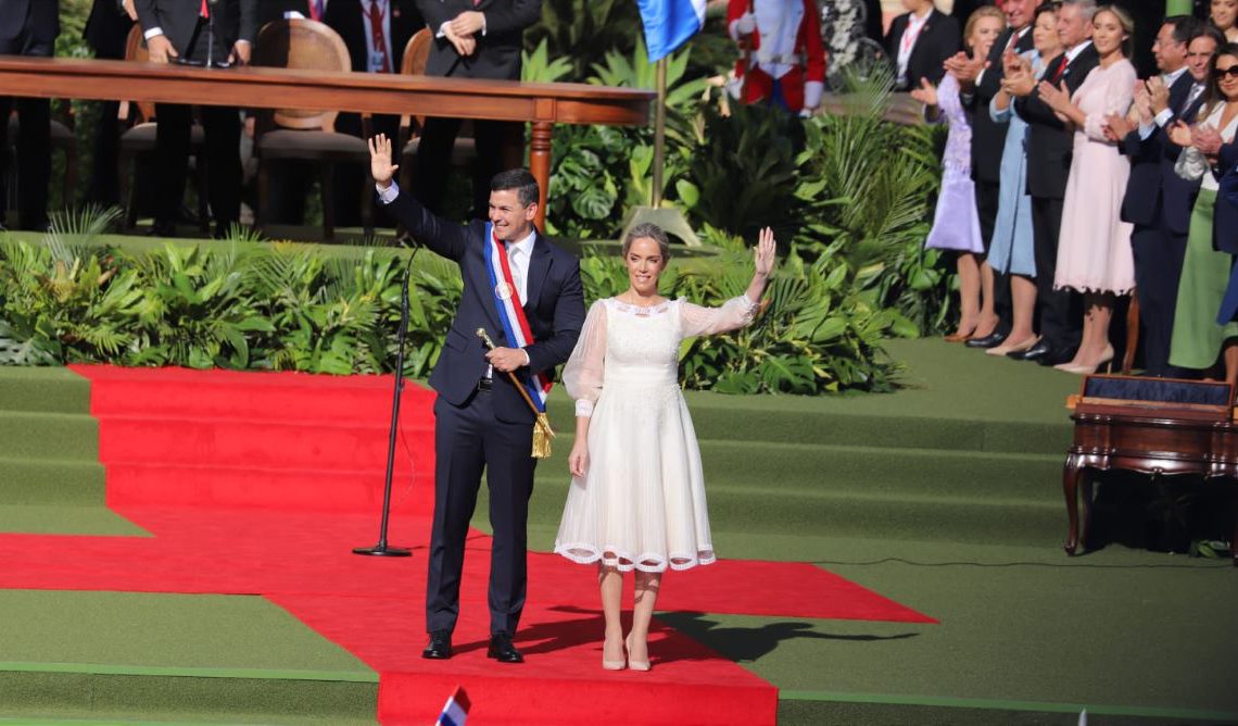 O Presidente e a Primeira Dama se cumprimentam após o juramento protocolar. Foto: Agência IP.