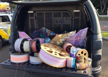 Pipas e as linhas cortantes apreendidas no final de semana. Foto: PMFI/Divulgação