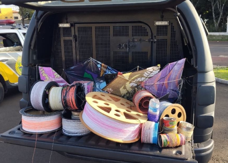 Pipas e as linhas cortantes apreendidas no final de semana. Foto: PMFI/Divulgação