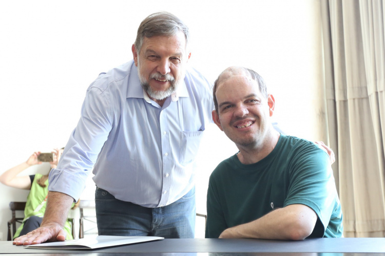 Governo lamenta a morte do filho do senador Flavio Arns. Na foto, o Senador Flavio Arns e seu filho
Foto: Assessoria do senador