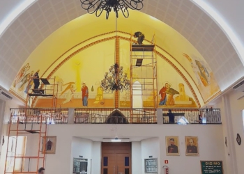 Pintura do mezanino em andamento na igreja mais antiga de Foz do Iguaçu. Foto: divulgação.