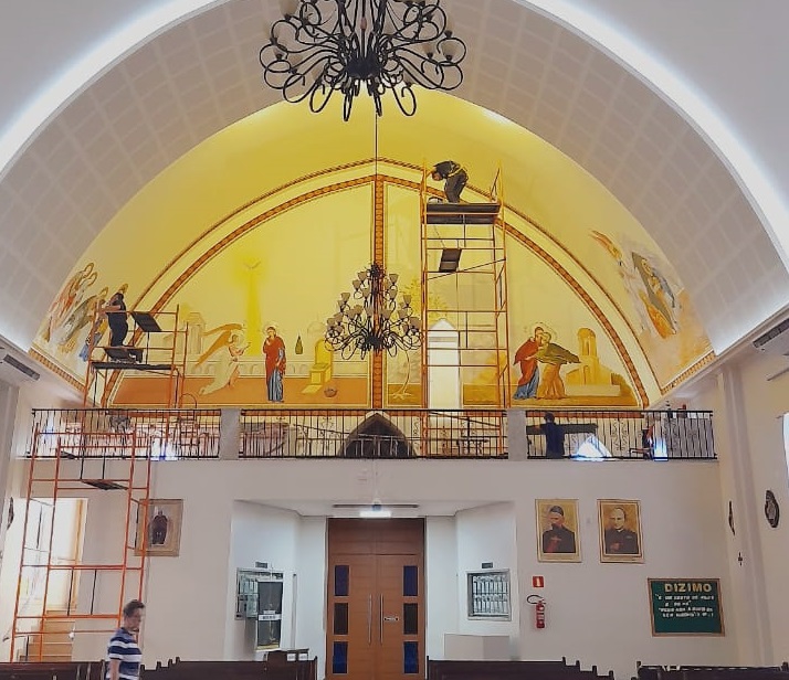 Pintura do mezanino em andamento na igreja mais antiga de Foz do Iguaçu. Foto: divulgação.