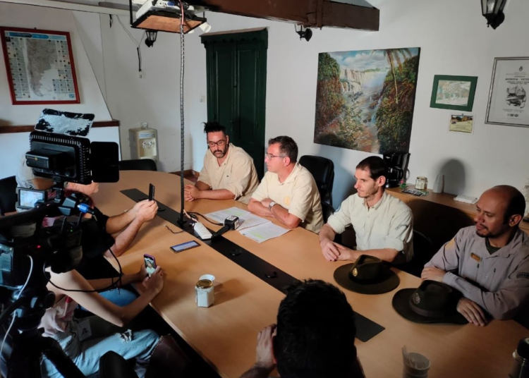 Coletiva de imprensa realizada no Parque Nacional do Iguaçu, do lado argentino, para anunciar o protesto: Foto: divulgação