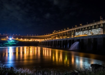 Barragem iluminada de amarelo, em alusão à campanha contra o suicídio, Setembro Amarelo. Foto: Alexandre Marchetti/IB