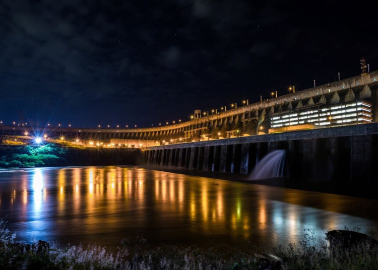 Barragem iluminada de amarelo, em alusão à campanha contra o suicídio, Setembro Amarelo. Foto: Alexandre Marchetti/IB