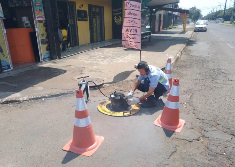 Equipamento ajuda a identificar irregularidades na tubulação de esgoto. Fumaça não é tóxica
Foto: Sanepar