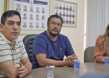 Da esquerda para a direita: Marcio Rosa, Galhardo e Protetora Carol. Foto: TV Câmara