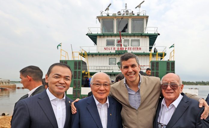 Presidente do Paraguai (de jaqueta bege) com os responsáveis pela construção da embarcação. Foto: Agência IP