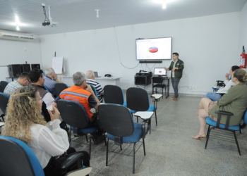 Reunião para definir as ações do mutirão. Foto: Thiago Dutra/PMFI