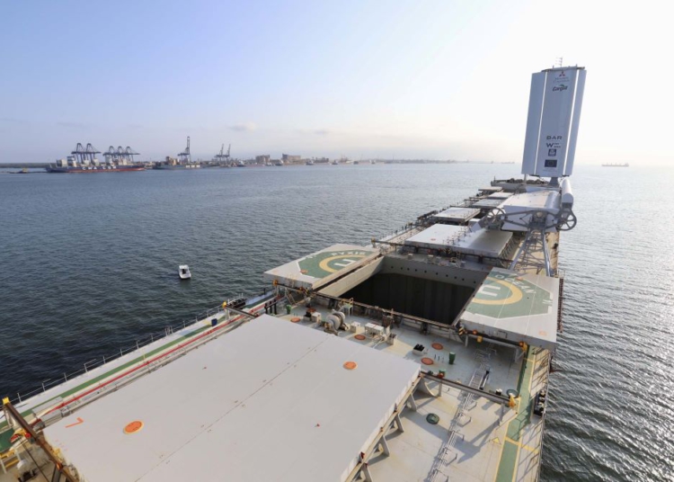 O navio e uma das duas velas metálicas que movimentam a embracação. Foto: Claudio Neves/Portos do Paraná