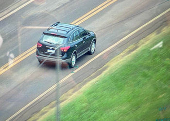 Imagem do veículo usado pelo suposto contrabandista capturada pelo helicóptero. Foto: PMPR/Divulgação