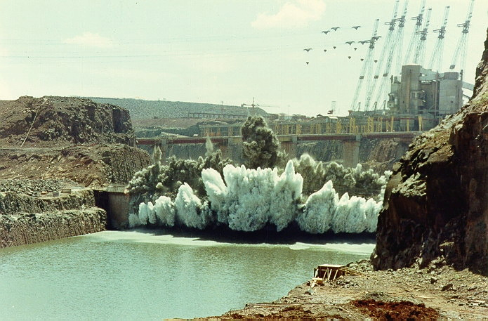 Explosão das ensecadeiras do Canal de Desvio. Foto: IB/Divulgação
