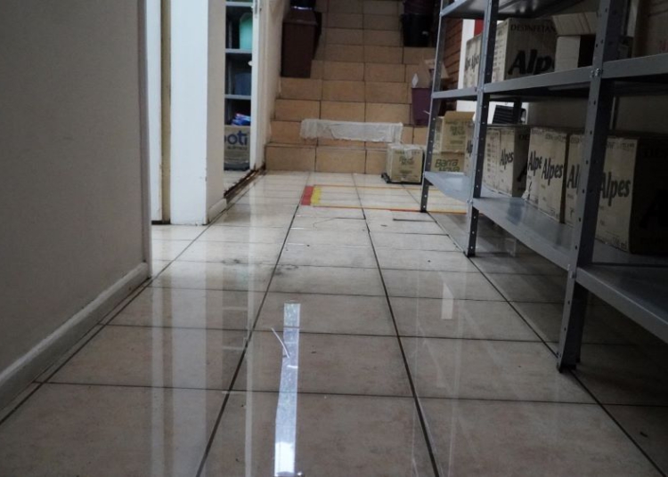 Falta pouco para a água chegar aos gabinetes dos vereadores. Foto: Christian Rizzi/CMFI