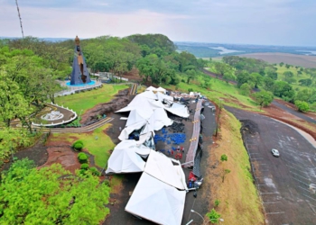 Ventos danificaram a estrutura montada para a Semana da Padroeira. Fotos: divulgação/prefeitura de Itaipulândia