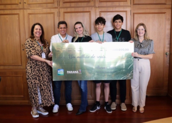Ganhadores de R$ 1 milhão e de R$ 100 mil recebem cheque do Nota Paraná
Foto: Gabriely Smek / Sefa-PR