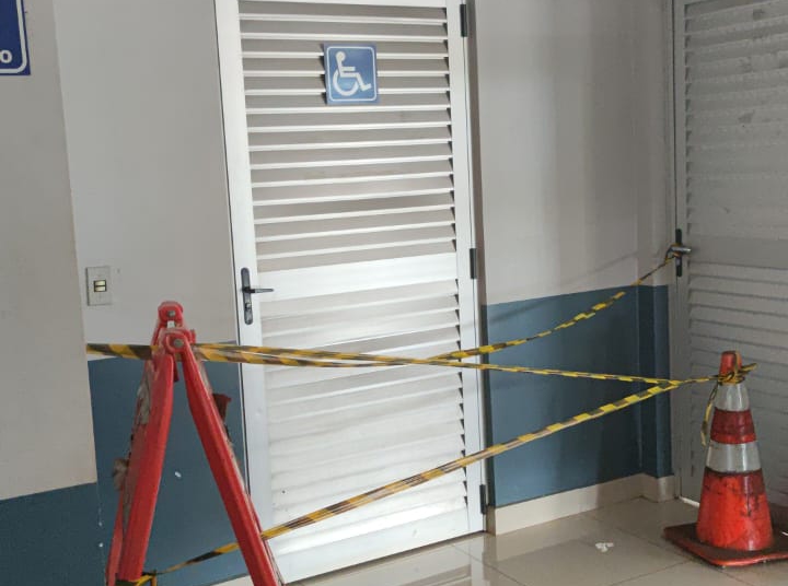 Banheiros interditados na aduana brasileira da Ponte da Amizade. Foto: cortesia