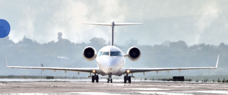O CRJ 200 mede 27 metros de comprimento, 6 de altura e 21 de envergadura. Tem um alcance de mais de 3.000 quilômetros. Sua velocidade de cruzeiro é de 786 quilômetros por hora e sua velocidade máxima é de 860 quilômetros por hora. É capaz de operar a uma altitude de 12.500 metros. Foto: divulgação