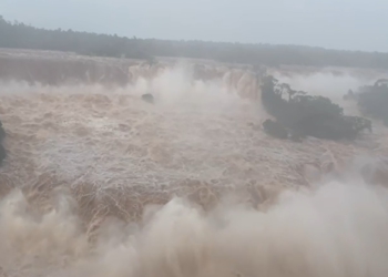 Quedas estão quase encobertas pelas águas. Foto: captação de vídeo de Leonel Alves