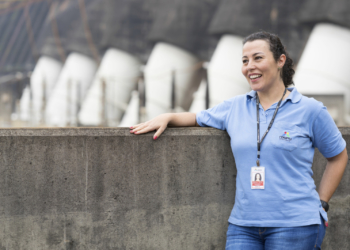 A engenheira elétrica Renata coordena o PAT, um dos projetos mais complexos da usina. Foto: Alexandre Marchetti/Itaipu Binacional