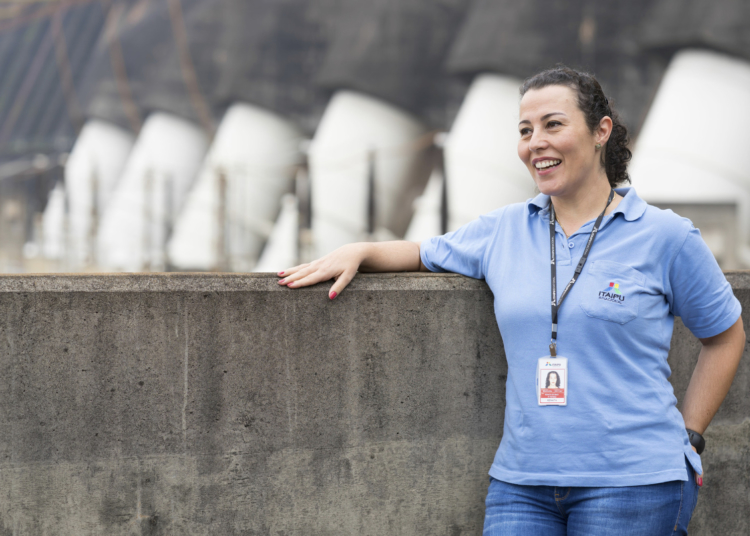 A engenheira elétrica Renata coordena o PAT, um dos projetos mais complexos da usina. Foto: Alexandre Marchetti/Itaipu Binacional