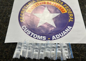 Frascos com as supostas células-tronco apreendidos pela Receita Federal. Foto: divulgação/RF