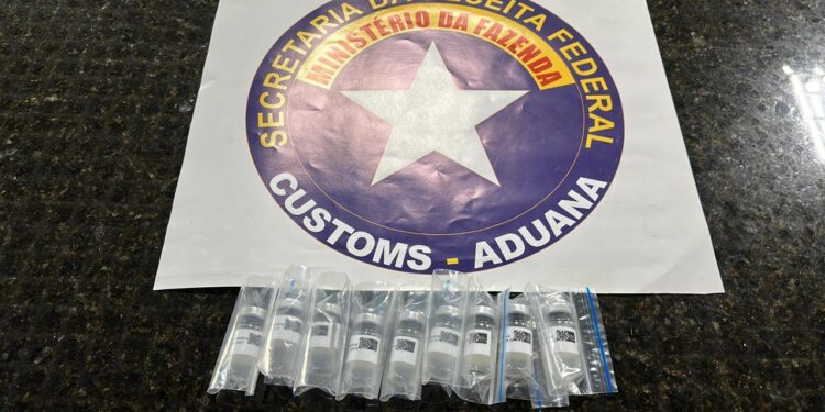 Frascos com as supostas células-tronco apreendidos pela Receita Federal. Foto: divulgação/RF