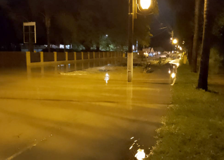 A Defesa Civil do Paraná divulgou um balanço neste domingo (08) que aponta 40 municípios afetados pelos eventos meteorológicos que atingem o estado desde o ultimo diz 03. A estimativa é que mais de 13 mil pessoas tenham sido afetadas pelo mau tempo
Foto: Defesa Civil do Paraná
