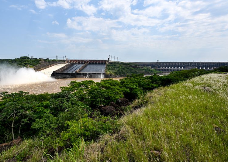 Vertedouro da hidrelétrica de Itaipu. Foto: Rafa Kondlatsch/Itaipu Binacional