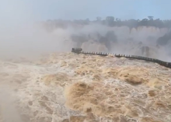 Passarela foi interditada, porque está quase encoberta pelas águas. Foto: captura de vídeo
