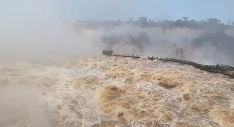 Passarela foi interditada, porque está quase encoberta pelas águas. Foto: captura de vídeo