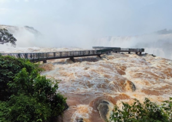 Passarela fechada momentaneamente devido ao aumento da vazão do Rio Iguaçu. Foto: Nilmar Fernando/Divulgação