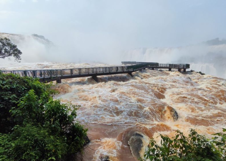 Passarela fechada momentaneamente devido ao aumento da vazão do Rio Iguaçu. Foto: Nilmar Fernando/Divulgação