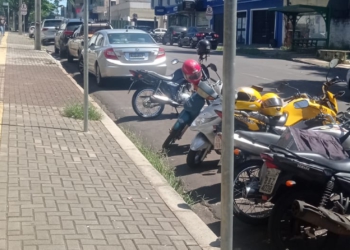 Motos ocupam estacionamentos destinados a carros no centro de Foz. Foto: leitor
