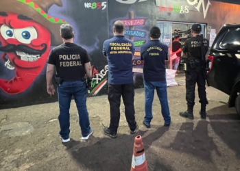 Fiscalização de estabelecimentos comerciais em andamento ontem à noite. Foto: divulgação