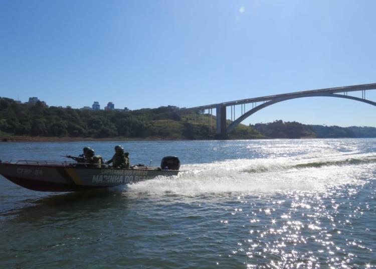 Patrulhamento na região da Ponte da Amizade. Foto: Capitania dos Portos do Rio Paraná/divulgação