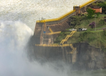 Vertedouro da Itaipu aberto. Foto: Kiko Sierich/PTI