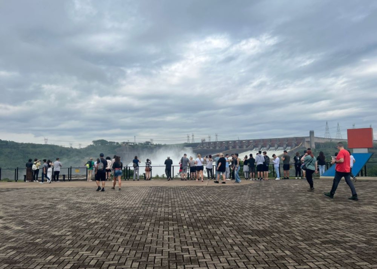 Vertedouro foi aberto. Foto: Patrícia Iunovich/Itaipu Binacional