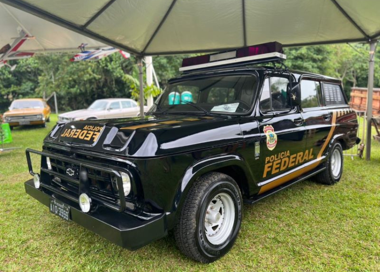 Uma das suas mais antigas viaturas do país, a Chevrolet Veraneio, ano 1988. Foto: Divulgação