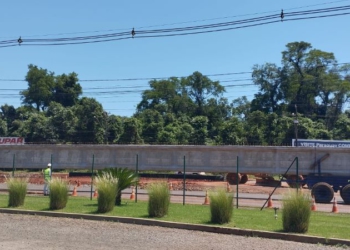 São 18 vigas longarinas de 34 metros de comprimento e pesando 60 toneladas cada uma. Foto: cortesia/JP