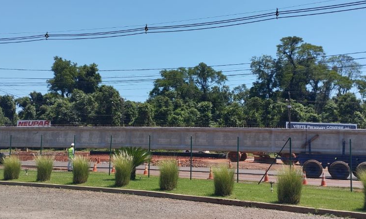 São 18 vigas longarinas de 34 metros de comprimento e pesando 60 toneladas cada uma. Foto: cortesia/JP