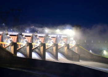 Abertura das comportas do vertedouro da Itaipu na madrugada do dia 1º de novembro. Fotos: IB/Paraguai