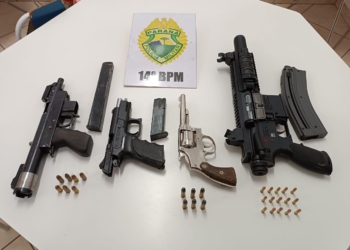 Armas apreendidas com os criminosos. Foto: PMPR