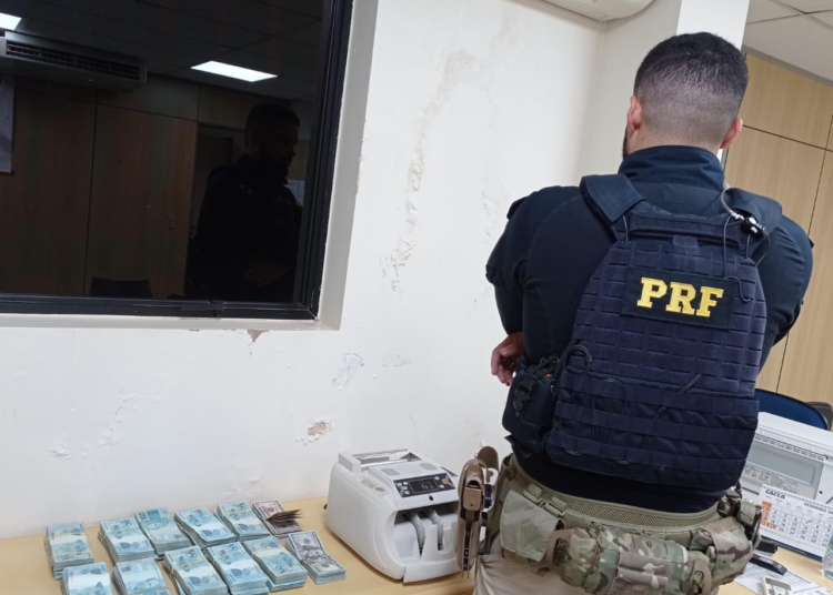 Dinheiro apreendido pela PRF. Foto: divulgação